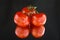 Trio de tomates grappe dans le noir