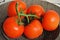 Verse tomaten op een bord