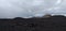 Vulcano e panorama con nuvole bianche e rocce vulcaniche