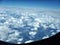 Widok z samolotu na chmury