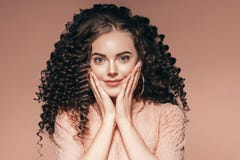 Dama Stilya Prichesok Zhenshiny Vyushiesya Volosy S Dlinnymi Volosami Bryuneta Stokovoe Foto Izobrazhenie Naschityvayushej Dlinnymi Bryuneta 137460766