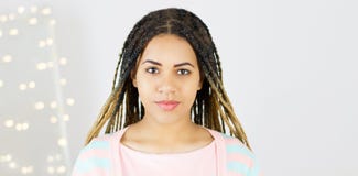 Molodaya Chernokozhaya Zhenshina S Afro Usmehatsya Stilya Prichesok Devushka Nosya Rozovoe Plate R Stokovoe Izobrazhenie Izobrazhenie Naschityvayushej Afro Devushka 147023315