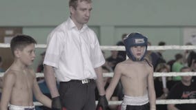 По Кикбоксингу Судья Поднимает Руку Победителем Киев Украина Сток.