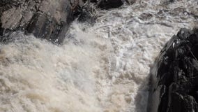 Прекрасная Мощная Торрент Бурной Горной Реки. Ливень. Река Бурится.