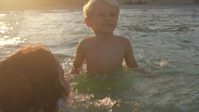 мальчики купаются 