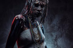 一位可怕非洲僧人女性的画象有石化破裂的皮肤和dreadlocks的构成概念库存图片 图片包括有 一位可怕非洲僧人女性的画象有石化破裂的皮肤和dreadlocks的构成概念库存图片 图片包括有