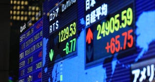 东京雅族商业小镇夜间低角的电子公告牌影视素材 视频包括有城镇 增长 颜色 电子 股票 美元