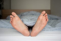 从被子露出的白种男性足底浅视野库存图片 图片包括有从被子露出的白种男性足底浅视野 从被子露出的白种男性足底浅视野库存图片 图片包括有从被子露出的白种男性足底浅视野