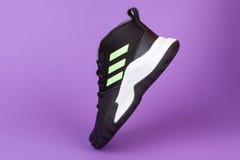 保加利亚 瓦尔纳 19年8月13日 紫色背景中的adidas运动鞋产品快照阿迪达斯是一家德国公司编辑类照片 图片包括有徽标 特写镜头