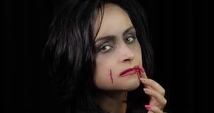 吸血鬼万圣节化妆脸上有血的女人肖像股票视频 视频包括有脸上有血的女人肖像 吸血鬼万圣节化妆