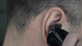 多毛症是一种过度发育的疾病去掉耳朵中多余的头发化妆品影视素材 视频包括有发型 温泉