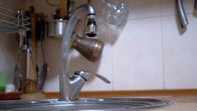 水滴从厨房水龙头或搅拌器掉进水槽 家用厨房 影视素材 视频包括有秋天 流体 流失 行动 水滴从厨房水龙头或搅拌器掉进水槽 家用厨房 影视素材 视频包括有秋天 流体 流失 行动
