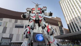 潜水者城市广场东京独角兽gundam雕象与实物大小一样的站立的前面在御台场 日本编辑类库存照片 图片包括有潜水者城市广场东京独角兽gundam雕象与实物大小一样的站立的前面在御台场 日本