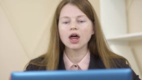 网络语言教师教学的特写年轻白人黑人女性英语解读肖像股票视频 视频包括有聪明 行业 智能 互联网