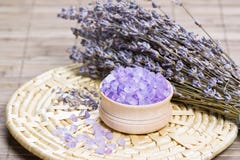 芳香浴干燥花淡紫色盐库存图片 图片包括有芳香浴干燥花淡紫色盐 芳香浴干燥花淡紫色盐库存图片 图片包括有芳香浴干燥花淡紫色盐
