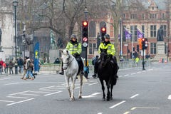 英国伦敦威斯敏斯特修道院附近街道上骑马女警官编辑类图片 图片包括有军事 强制 著名 马背