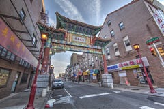 费城唐人街门编辑类照片 图片包括有汉语 早晨 城镇 街道 及早 过帐 唐人街 符号 费城唐人街门编辑类照片 图片包括有汉语 早晨 城镇 街道 及早 过帐 唐人街 符号