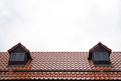 阴灰秋雨天背景赤陶瓦屋顶库存图片 图片包括有盖子 黏土 属性 心情 水平 Bulblet