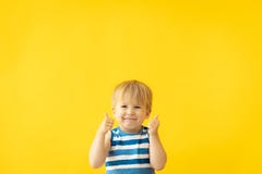 黄色背景中快乐孩子的画像暑假概念库存照片 图片包括有概念 子项 婴孩 旅途 节假日 生活方式