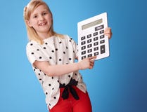  moderne heureux de l'enfant Ñ léchant le bouton ON sur la calculatrice sur le bleu images stock moderne heureux de l'enfant Ñ léchant le bouton ON sur la calculatrice sur le bleu images stock