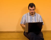 02 οι νεολαίες εργασίας ατόμων lap-top του Στοκ εικόνα με δικαίωμα ελεύθερης χρήσης 02 οι νεολαίες εργασίας ατόμων lap-top του Στοκ εικόνα με δικαίωμα ελεύθερης χρήσης