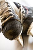 2 patins deux de glace d'hockey vieux photo libre de droits 2 patins deux de glace d'hockey vieux photo libre de droits