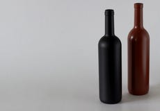 2 бутылки вина черного и красного на белой предпосылке стоковые изображения 2 бутылки вина черного и красного на белой предпосылке стоковые изображения
