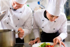 2 шеф-повара в команде в кухне гостиницы или ресторана стоковое изображение 2 шеф-повара в команде в кухне гостиницы или ресторана стоковое изображение