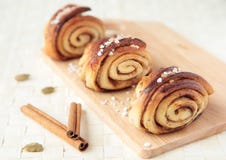3 сладостных крена с циннамоном и cardamom стоковая фотография rf 3 сладостных крена с циннамоном и cardamom стоковая фотография rf