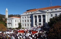 33 процента походов гонорара berkeley протестуют uc вверх стоковое изображение 33 процента походов гонорара berkeley протестуют uc вверх стоковое изображение