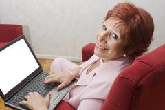 65 ans de dame âgée d'ordinateur portatif Photo stock 65 ans de dame âgée d'ordinateur portatif Photo stock