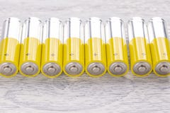 AA-Batterien auf einem weißen Holztisch stockfoto AA-Batterien auf einem weißen Holztisch stockfoto