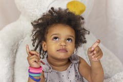 Aanbiddelijk jong geitje met mooie ogen die benadrukken royalty-vrije stock fotografie Aanbiddelijk jong geitje met mooie ogen die benadrukken royalty-vrije stock fotografie
