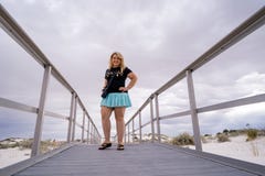 Aanbiddelijke de fotograaftribunes van de blondevrouw op de promenades van Wit Zand NM stock foto Aanbiddelijke de fotograaftribunes van de blondevrouw op de promenades van Wit Zand NM stock foto