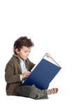Aanbiddelijke jongen die een boek leest stock afbeeldingen Aanbiddelijke jongen die een boek leest stock afbeeldingen