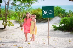 Aanbiddelijke meisjes bij strand tijdens de zomervakantie royalty-vrije stock afbeelding Aanbiddelijke meisjes bij strand tijdens de zomervakantie royalty-vrije stock afbeelding