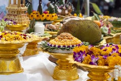 Aanbiedend voor een ceremonie in een boeddhistische tempel, Thailand royalty-vrije stock afbeelding Aanbiedend voor een ceremonie in een boeddhistische tempel, Thailand royalty-vrije stock afbeelding