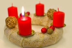 Aangestoken Gouden Advent Wreath royalty-vrije stock afbeeldingen Aangestoken Gouden Advent Wreath royalty-vrije stock afbeeldingen