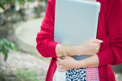 Aantrekkelijke Aziatische Vrouw die Laptop in het Park met behulp van stock foto Aantrekkelijke Aziatische Vrouw die Laptop in het Park met behulp van stock foto