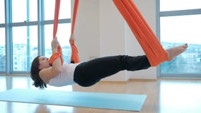 Aantrekkelijke donkerbruine het praktizeren yogahangmat in studio binnen stock video Aantrekkelijke donkerbruine het praktizeren yogahangmat in studio binnen stock video
