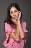 Aantrekkelijke donkerbruine vrouw in roze kleding stock foto's Aantrekkelijke donkerbruine vrouw in roze kleding stock foto's
