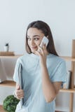 aantrekkelijke gemengde de holdingslaptop van het rasmeisje terwijl het spreken stock foto's aantrekkelijke gemengde de holdingslaptop van het rasmeisje terwijl het spreken stock foto's