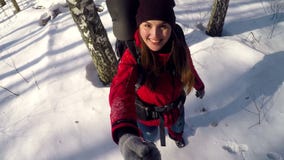 Aantrekkelijke glimlachende positieve wandelaar die in bos lopen die selfie nemen stock videobeelden Aantrekkelijke glimlachende positieve wandelaar die in bos lopen die selfie nemen stock videobeelden