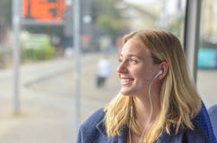 Aantrekkelijke glimlachende vrouw die aan muziek luisteren stock foto's Aantrekkelijke glimlachende vrouw die aan muziek luisteren stock foto's