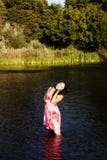 Aantrekkelijke Japanse Amerikaanse Vrouw die zich in Rivier bevinden Royalty-vrije Stock Fotografie Aantrekkelijke Japanse Amerikaanse Vrouw die zich in Rivier bevinden Royalty-vrije Stock Fotografie