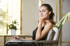 Aantrekkelijke jonge vrouw in hotelhal stock foto Aantrekkelijke jonge vrouw in hotelhal stock foto