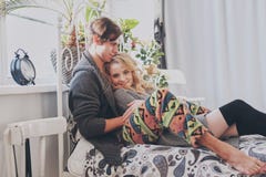 Aantrekkelijke man en vrouw in het slaapkamer samen leuke geknuffel royalty-vrije stock fotografie Aantrekkelijke man en vrouw in het slaapkamer samen leuke geknuffel royalty-vrije stock fotografie