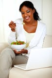 Aantrekkelijke vrouw die gezonde salade eet stock foto's Aantrekkelijke vrouw die gezonde salade eet stock foto's