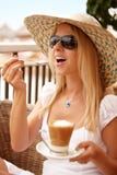 Aantrekkelijke vrouw die van koffie op een vakantie geniet stock afbeeldingen Aantrekkelijke vrouw die van koffie op een vakantie geniet stock afbeeldingen