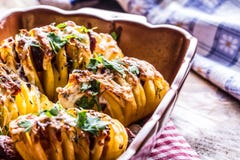 Aardappel Braadstukkenaardappels Aardappels van huis de kokende braadstukken Baksel pandiehoogtepunt van aardappelen in de schil stock fotografie Aardappel Braadstukkenaardappels Aardappels van huis de kokende braadstukken Baksel pandiehoogtepunt van aardappelen in de schil stock fotografie